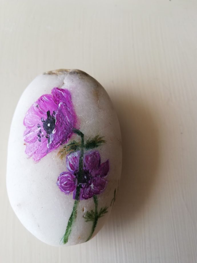 Λουλούδι ζωγραφισμένο σε βότσαλο